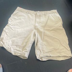 Tommy Hilfiger khaki cargo shorts.. waist size 34